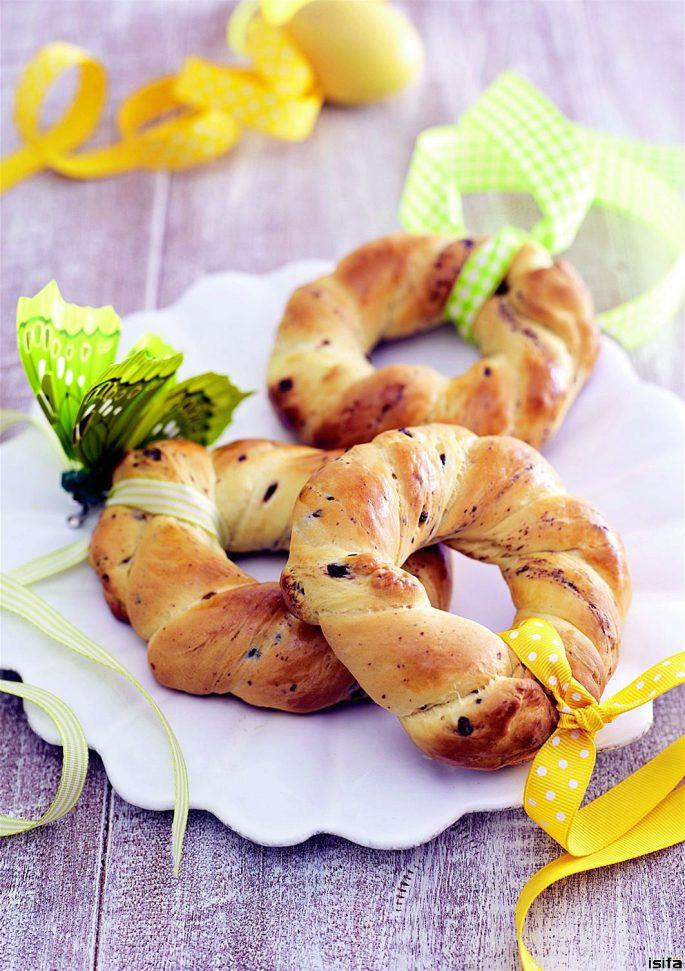 Mocca pletenky Příprava: 2 hodiny + pečení 20 minut pro 4 osoby suroviny 100-150 ml mléka 3 lžičky instantní kávy 500 g polohrubé mouky sůl vanilkový cukr 5 lžic přírodního cukru 4 vejce recept 150 g