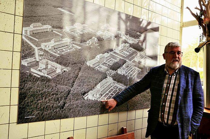 s kolegy z města Otrokovice a dalších organizací, vydal na mapování sociální práce pro duševně nemocné nizozemského Eindhovenu.