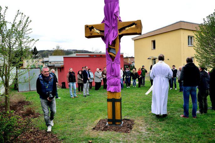kříž i místo kolem něj nabídneme všem i jako symbol naděje.