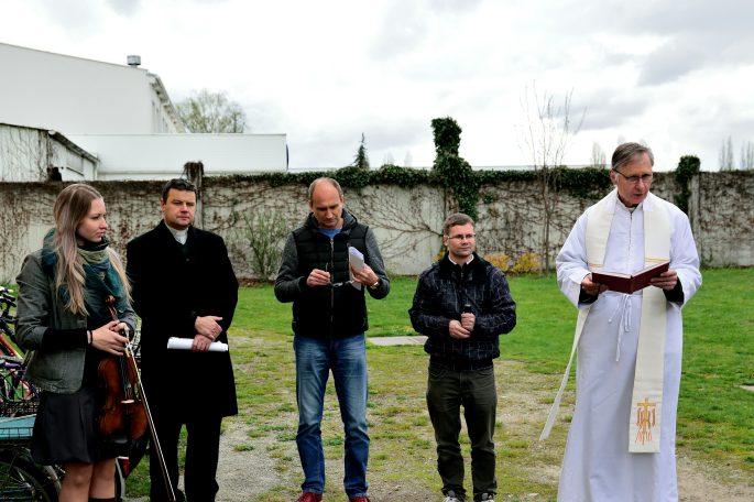 Tak vznikla i myšlenka umístit v naší zahradě kříž, který by