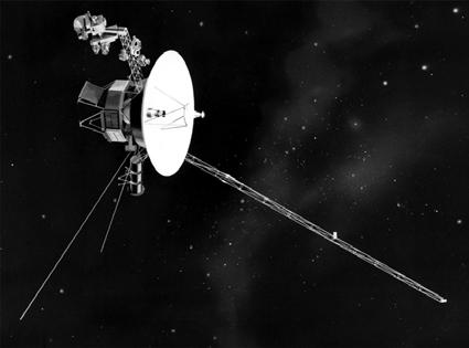 Hledání mimozemšťanů Hlavně neztrácet optimismus Radiová komunikace vyžaduje trvalé vysílání či příjem Signál (radiový či optický) postupně mizí v šumu Nejlepší metodou je posílat artefakty Kde