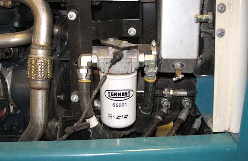 ÚDRŽBA HYDRAULIKA PRO VAŠI BEZPEČNOST: Před odchodem od zařízení nebo před jeho servisem zastavte na rovné ploše, zařaďte parkovací brzdu, vypněte zařízení a vyjměte klíček.