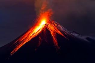 Když meteorit vstoupí do atmosféry, začne se třením o vzduch zahřívat a prostě shoří, aniž by dosáhl zemského povrchu. Je-li však meteorit příliš velký, nestačí shořet a narazí do Země.