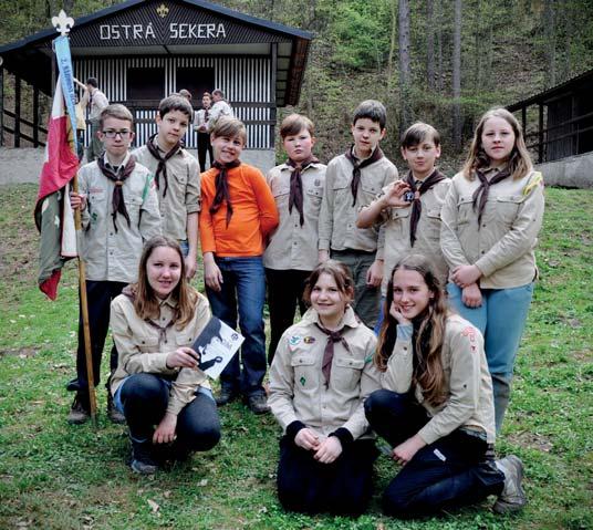 V trezoru totiž byly ukryty ručně vystříhané diplomy, nášivky a další ceny pro účastníky. Co skauti a skautky plnili během závodu? Závod měl několik částí. První byla část Před závodem.