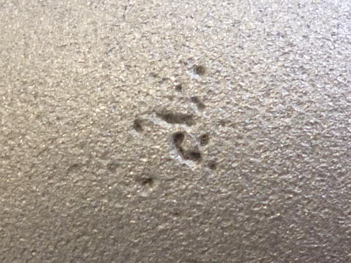 Příčina defektu Při lití materiálu do dutiny formy došlo turbulencí proudu k zamíchání vzduchu do tekutého kovu.