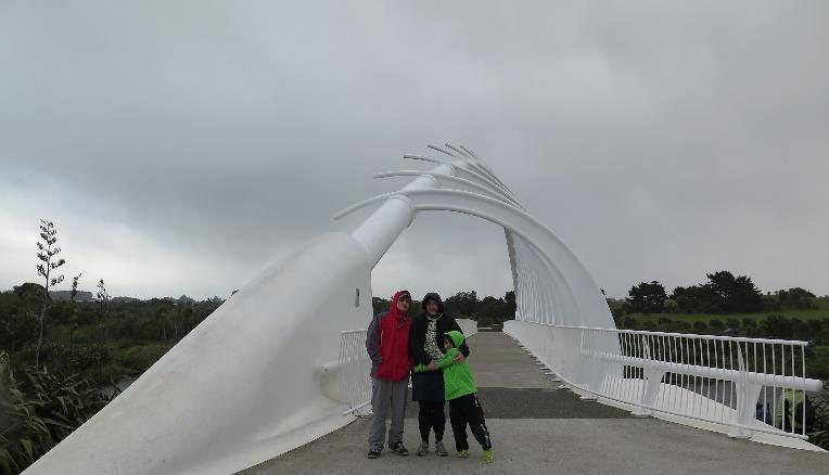 Pak jsme pokračovali cestou do New Plymouth. Pak jsme se šli podívat na ten velký most jako minule. Když je hezky tak je tam vidět sopka Taranaki, ale ono pršelo a byla mlha.