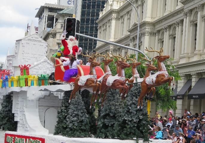 2014 jsme jeli lodí do centra Aucklandu a šli se podívat na Santa