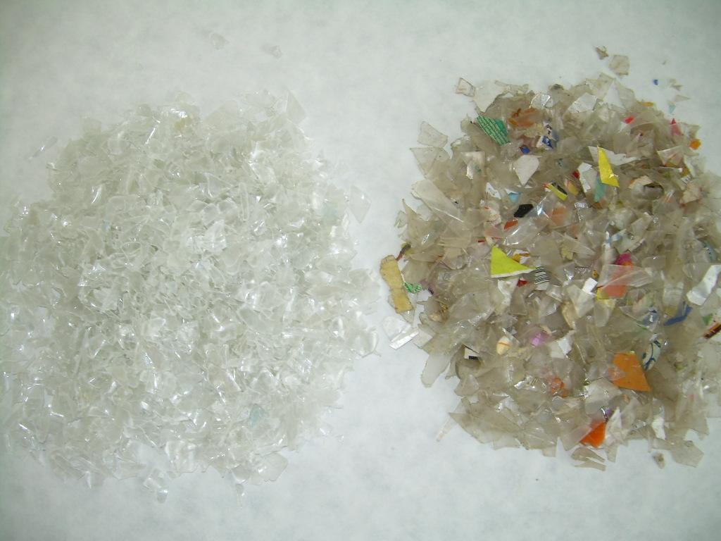 Popis výroby PET vloček PETKA CZ, a.s. využívá pro zpracování vloček technologii fyzikální recyklace pomocí horkého praní.