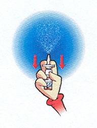 V případě, že používáte lahvičku poprvé, několikrát stlačte nosní nástavec, až se objeví jemně