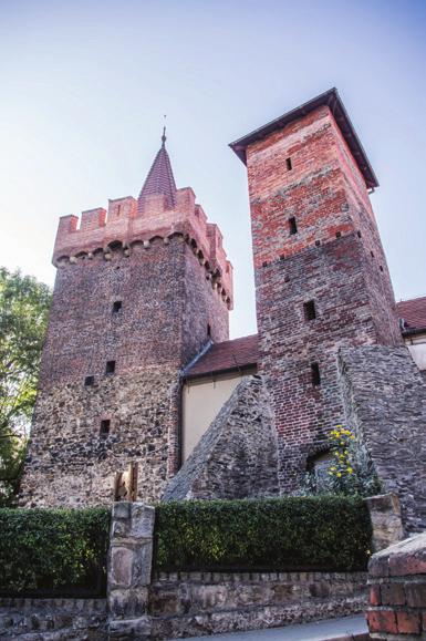 PRUDNIK KATOVSKÁ VĚŽ / WIEŻA KATOWSKA ul. Bolesława Chrobrego 5, Prudnik, GSP: 50.321692N, 17.582972E Katovská věž byla postavena v 15. století a několikrát přestavována.