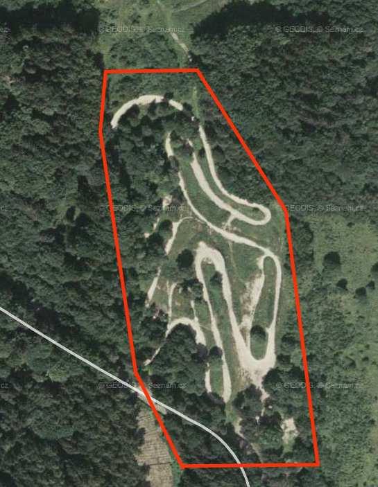 Mapa 3: V leteckém snímku je červenou čarou vyznačena navštívená plocha motokrosu s potencionálním