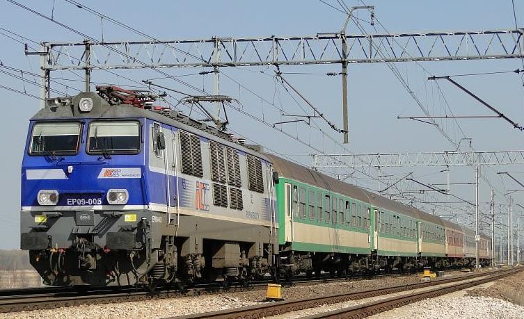 tratích byla stanovena na 130 km/h. Tyto vlaky se staly brzy velmi oblíbené a osobní doprava byla rychle rozšířena. Například vlak Krakus (Warszawa Kraków) měl v pravidelném řazení 11 vozů (2 vozy 1.