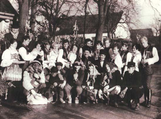 I my, rodáci, vnímáme Vítochov jako obec jedinečnou a vzpomínek hodnou. Rozhodli jsme se proto pod záš tou SDH, připravit výstavu s názvem Vítochov od historie do současnos.