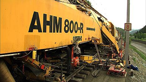 AHM 800 R Výhody neomezený provoz na sousední koleji Oddělená těžba materiálu štěrkového lože a zemní pláně