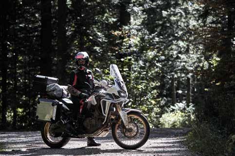 3 4 crf1000l africa twin TRUE ADVENTURE Silný řadový dvouválec o objemu 1 000 cm 3 produkuje