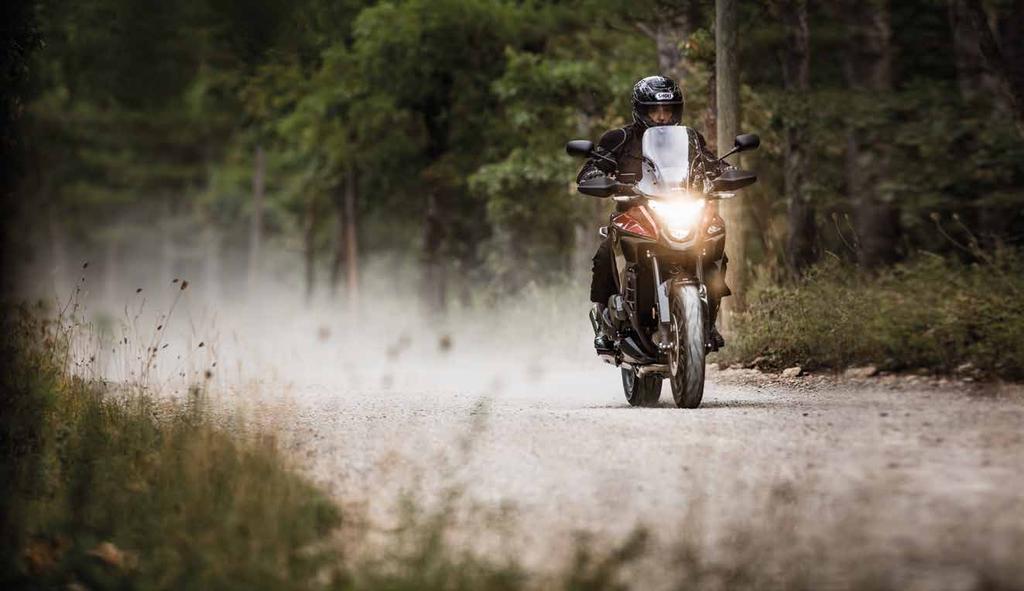 5 6 vfr1200x crosstourer TURISTIKA S PŘÍCHUTÍ DOBRODRUŽSTVÍ Tam venku je celý svět. A s motocyklem VFR1200X Crosstourer ho můžete objevovat stylově a pohodlně.