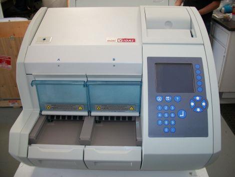 3. minividas biomérieux Automatizovaný systém Detekcia špecifických protilátok pomocou ELFA /enzymatická fluorescenčná analýza / - citlivejšia ako ELISA Stanovenie po jednotlivých pacientoch /netreba