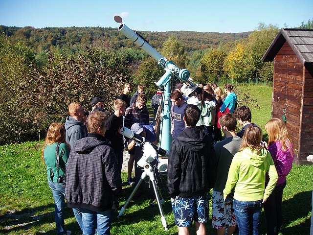 Žiaci mali možnosť rozvíjať svoje záujmy s použitím profesionálnych zariadení, mohli svoje práce a pozorovania konzultovať s expertmi v oblasti astronómie.