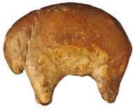 30 Řezba mamuta mamutovina, Pavlov (jižní Morava), uloženo ArÚ AVČR Brno (délka 6,9 cm, výška 4,4 cm). Výzkum B. Klíma.