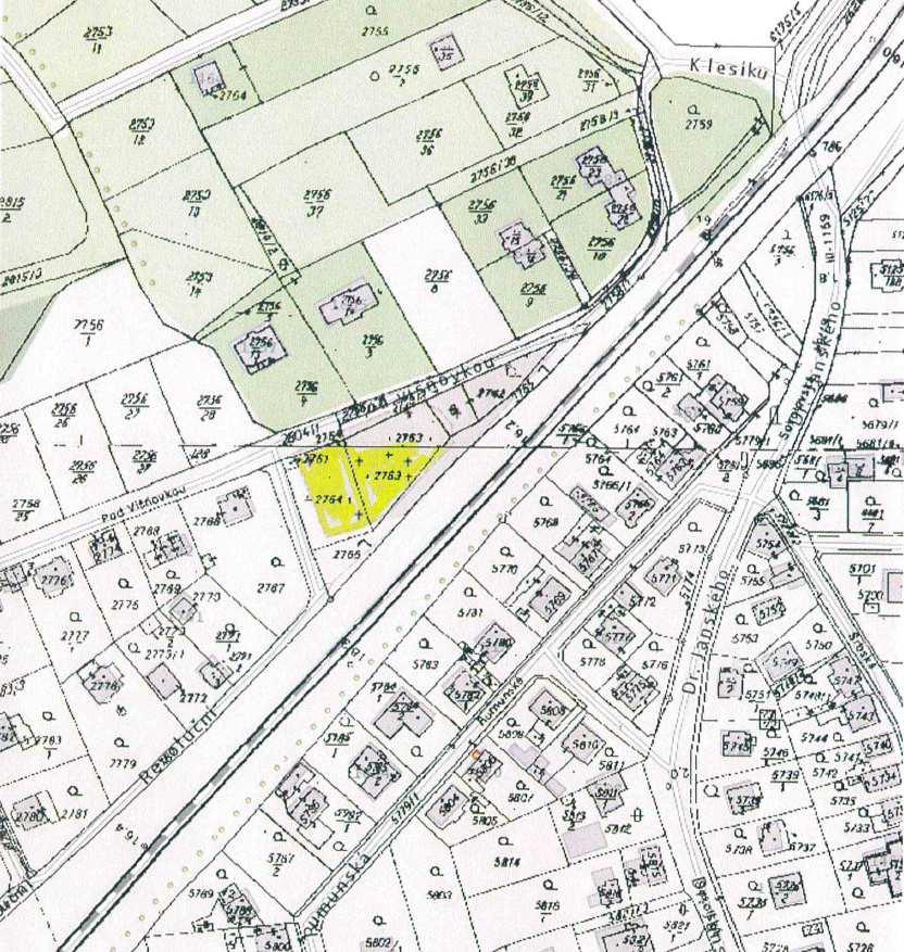 Umístění: ulice Pod Višňovkou, č. parc. 2763 Mapa 2 Popis stávajícího stavu: Působením povětrnostních podmínek je rám hrobu a pomník pokryt mechem, lišejníkem a vrstvou nečistot.