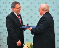Vjenceslav Herout dobitnik nagrade Gratias Agit Češki ministar vanjskih poslova Lubomír Zaorálek uručio je 12. lipnja 2015.