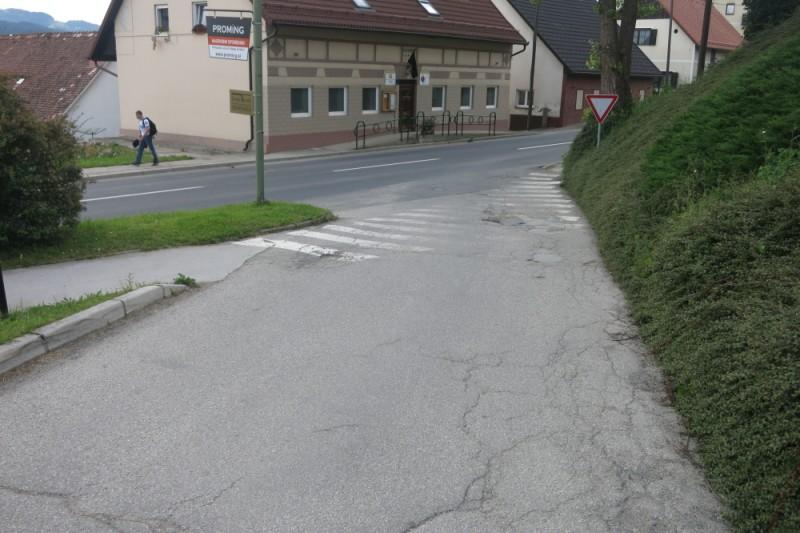 4 ANALIZA POMANJKLJIVOSTI Glede na opravljeno analizo obstoječega stanja (poglavje 1), kjer smo prikazali ugotovljeno obstoječe stanje na področju mirujočega prometa (parkiranje), nemotoriziranih