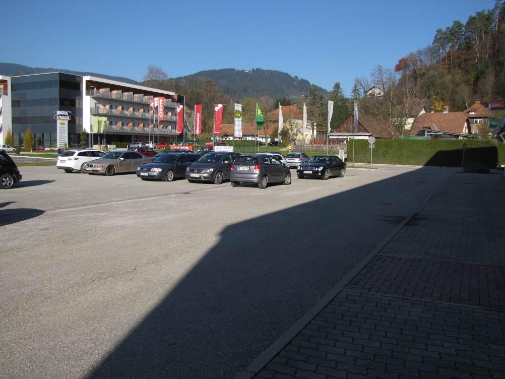 4.1.10 PARKIRIŠČE P2 Problem predstavljajo nepravilno parkirane vozila, ki nepravilno parkirajo na prostoru namenjenem invalidom.