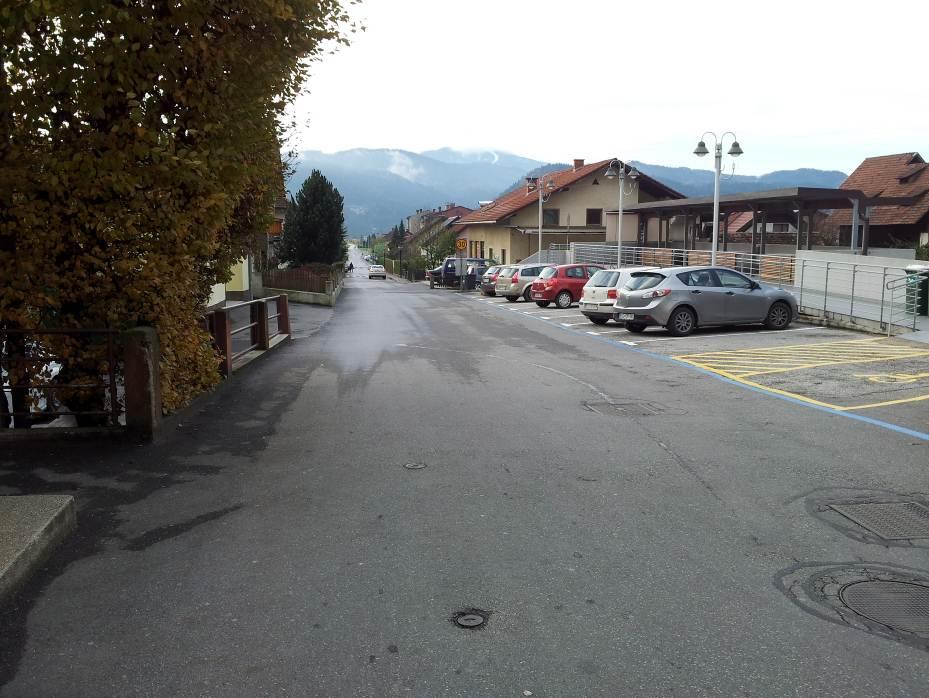 4.1.13 PARKIRIŠČE P7 Problem predstavljajo nepravilno parkirane vozila, ki nepravilno parkirajo na prostoru namenjenem invalidom. Občasno se pojavlja pomanjkanje parkirnih mest.