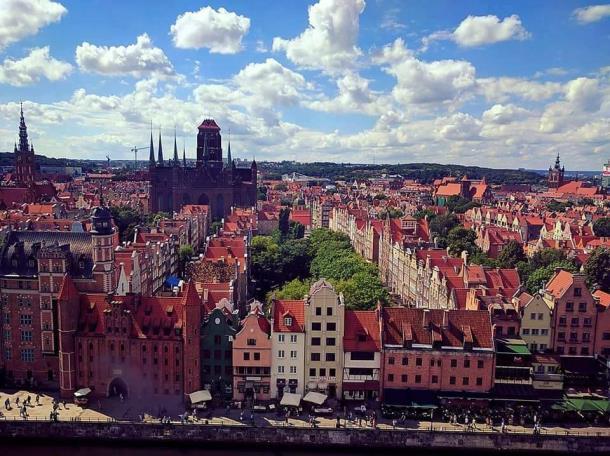 Zgodovinsko in industrijsko mesto Gdansk se nahaja ob južnem delu Baltskega morja. Z več kot 460.000 prebivalci je eno od večjih mest na Poljskem.
