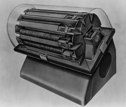 1932 - vynájdenie prvej bubnovej magnetickej pamäte, ktorá si dokázala zapamätať až 2000 slov 50 bitových. Bol to valec s priemerom 10 cm a s dĺžkou 20 cm. Na povrchu bol nanesený magnetický povlak.