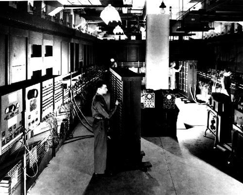 Eniac mal rozlohu 150 m 2, obsahoval 18 000 elektrónok a 1 300 relé.