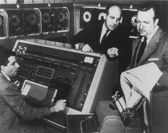 UNIVAC - prvý univerzálny počítač, vyrábaný vo veľkých