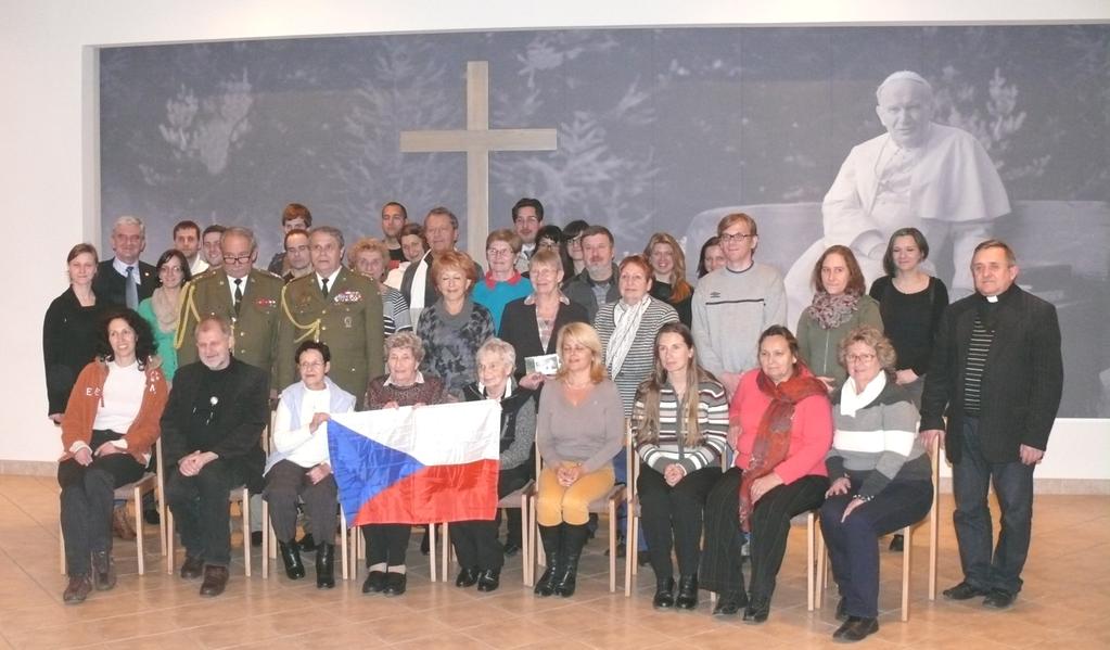 Z P R A V O D A J PO STOPÁCH LIDICKÝCH A LEŽÁCKÝCH DĚTÍ přijetí starostou města Andrzejem Balcerkem (stojí druhý zleva) a proboštem O.