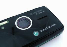 Ta je netradičně vymyšlena pouze jako rámeček, který obepíná tlačítka 2 a 5. Sony Ericsson také opustil své tradiční tlačítko se šipkou zpět a přiklonil se k řešení, které preferují i ostatní výrobci.