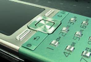Podpora MemoryStick Micro je u Sony Ericssonu standardem, brali bychom ale klasičtější microsd. Telefon je k dostání ve dvou barevných variantách, zelené a modré.