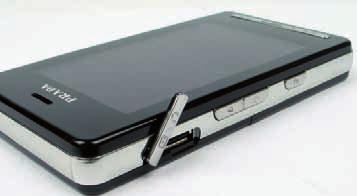 Telefon je vybaven dvoumegapixelovým fotoaparátem a přehrávačem MP3, který bez problémů zvládá přehrávání na pozadí. Vnitřní paměť přístroje je 16 MB, nechybí tak slot pro paměťové karty microsd.