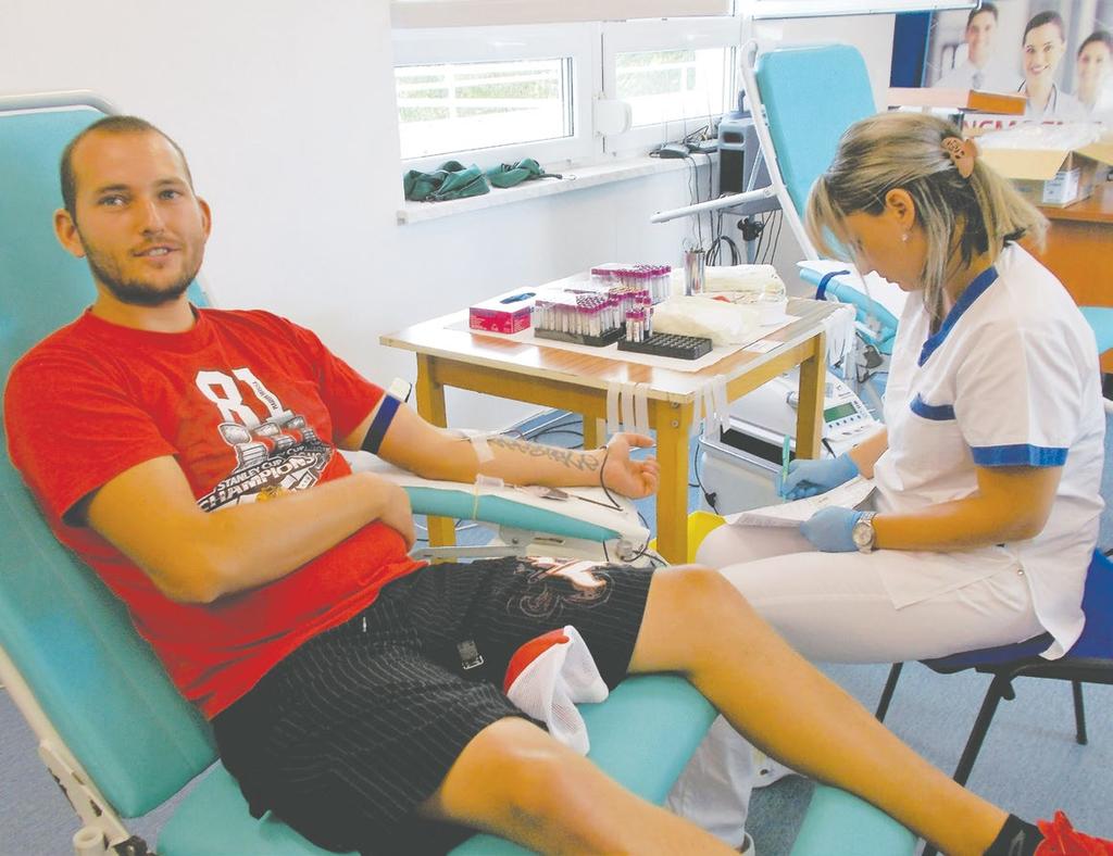 strana 2 ročník 3 číslo 31 1.8. 2016 NEMOCNICA Bánovce zorganizovala letnú kvapku krvi Mina Bodocká: Darovaná krv je nenahraditeľná i pri nehodách a mimoriadnych situáciách.
