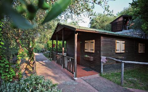 bilo (33-37 m²) - ložnice s manželskou postelí nebo dvěma lůžky, obývací pokoj s rozkládacím dvougaučem a kuchyňským koutem. 5.