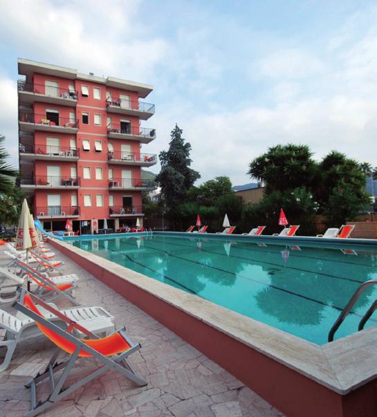 cz 126 Residence HRMITG (Via Torino) se skládá ze tří budov ve společné zahradě v klidné části městečka, nedaleko privátní pláže, 100 m od obchodů a cca 800 m od centra.