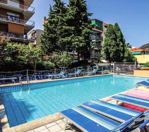 s balkonem kurty, jízdárna cca 3 km a golfové hřiště (Garlenda) cca 30 km. V hotelu se pořádají jednou týdně taneční večery s živou hudbou (cca od června do září).
