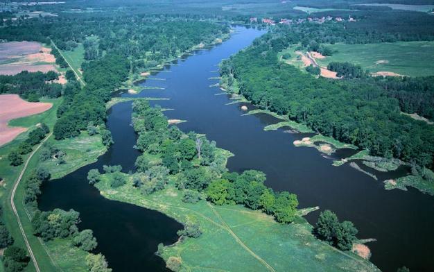 Cestovný ruch v Lubuskom vojvodstve Lubuská provincia je označovaná aj ako Zelená oblasť Poľska. Je to veľmi malebná, hrubo zalesnená oblasť, s mnohými riekami a jazerami.