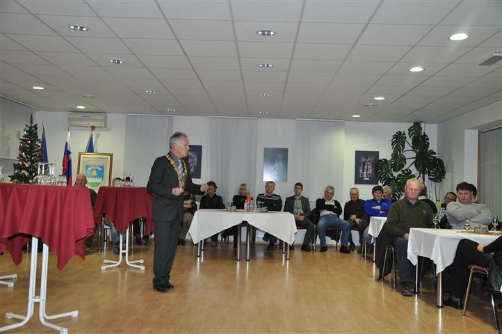 kanalizacijsko povezana s centralno čistilno napravo.