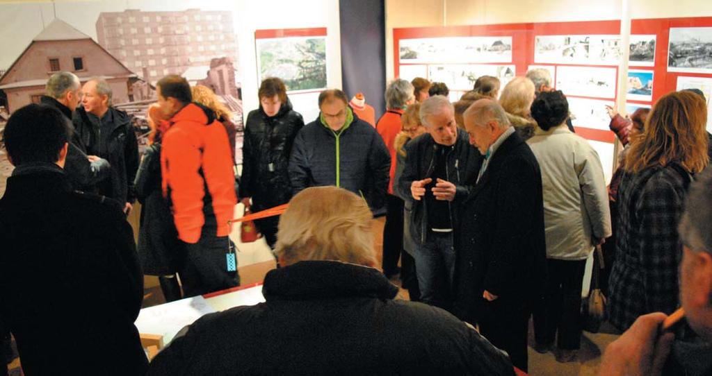 Silný zážitek byl umocněn díky panelům se snímky domků před demolicí i během ní, často s postavenými panelovými domy z I. etapy v pozadí.