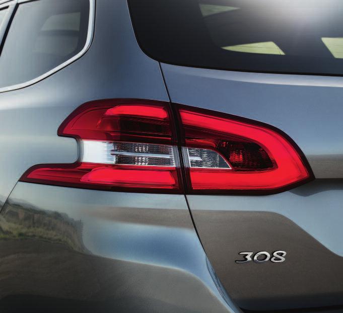 Mimoriadne praktické priehradky pod koberčekom zvyšujú objem batožinového priestoru nového modelu PEUGEOT 308 SW na 610 dm3 (VDA 210 alebo 660