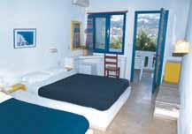 Pokoje mají 1 manželskou postel a 1 další samostatné lůžko nebo 2 lůžka, obojí v kykladském stylu, koupelnu se sprchou, ledničku, telefon, klimatizaci a balkón.
