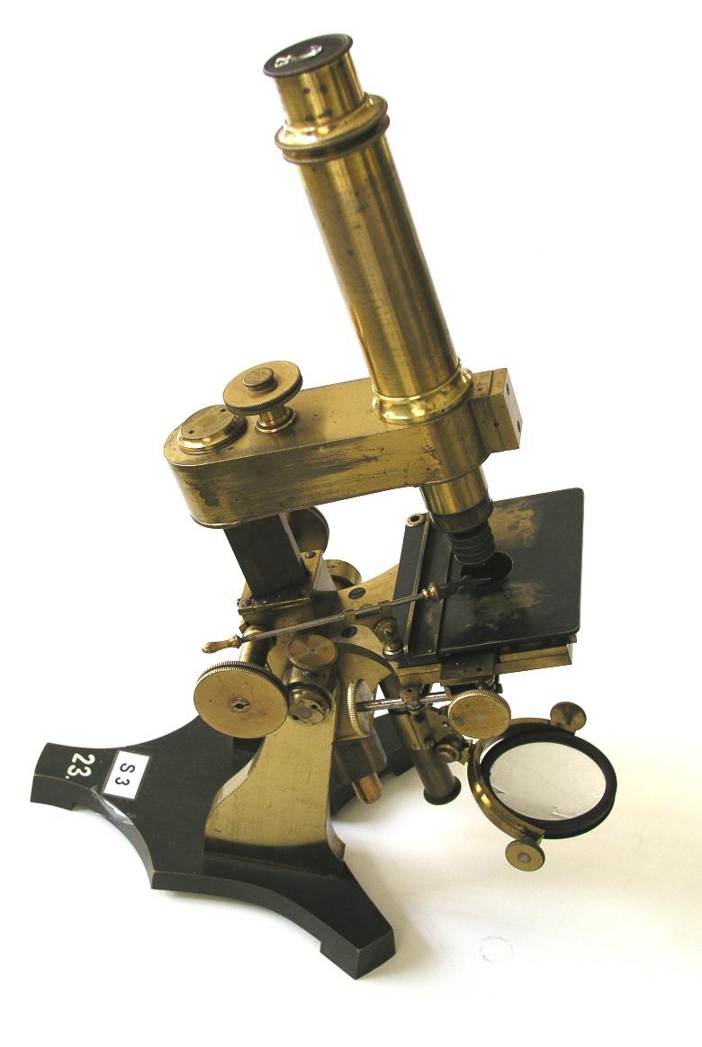 Mikroskop von Schick Celomosazný mikroskop vyrobený ve Vídni ve firmě Schick. Monokulární mikroskop Objektiv je složen z kroužků s čočkami = tzv.