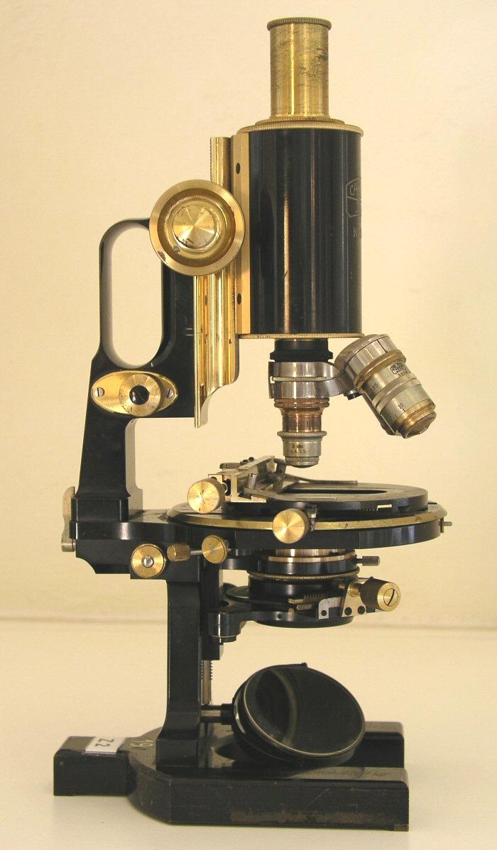 Mikroskop Zeiss monokulární mikroskop objektivy na revolverovém měniči stativ má tvar podkovy = evropský typ mikroskop má Abbeův kondenzor s vysunovatelnou