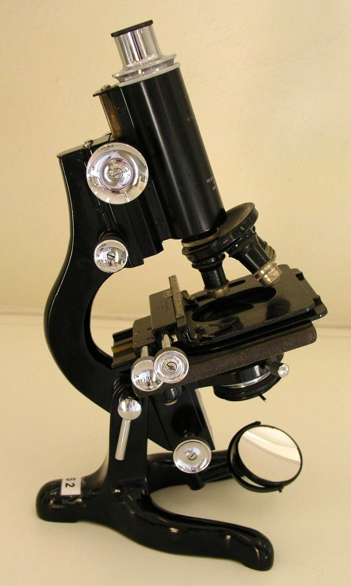 Mikroskop Watson, UK monokulární mikroskop objektivy na revolverovém měniči stativ má tvar podkovy = evropský typ mikroskop má: Abbeův