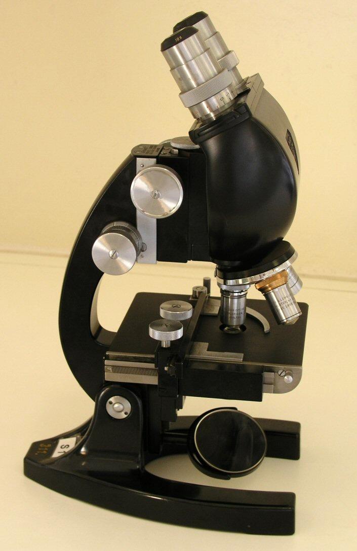 Bauch & Lomb, USA binokulární mikroskop objektivy na revolverovém měniči stativ má tvar podkovy = evropský typ mikroskop má kondenzor s
