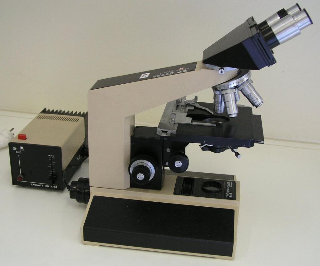 Biolar PZO Warszawa Badatelský mikroskop s vestavěným osvětlením zařízení